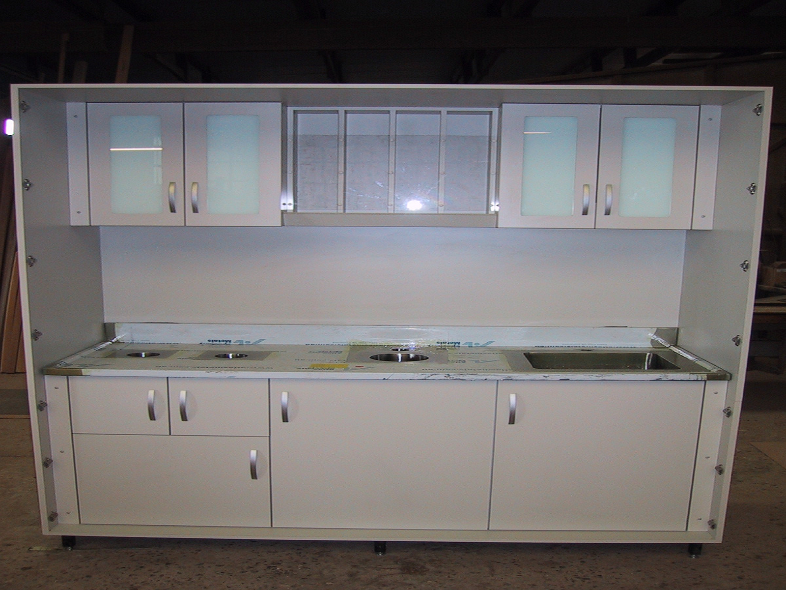 Portable lead lined hotlab with shielded cabinets