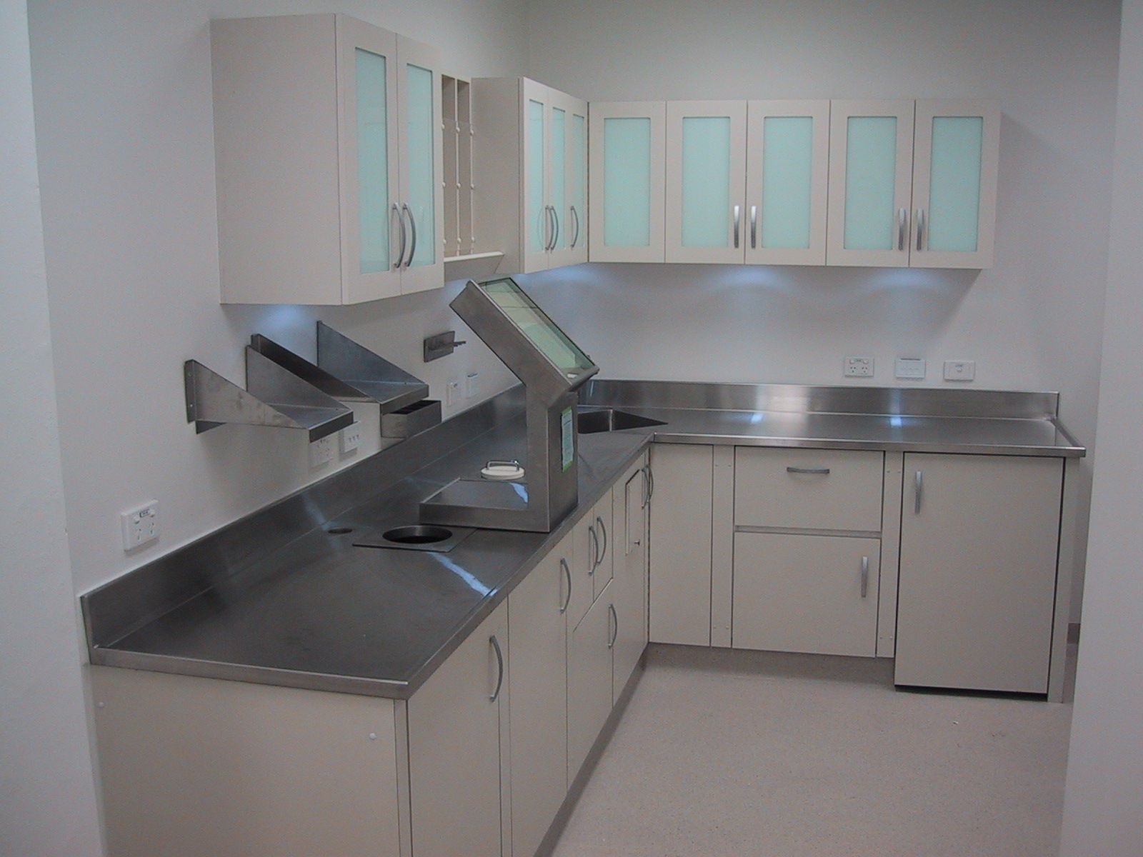 shielded hotlab design with lead lined cabinets