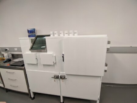 Shielded synthesis workstation