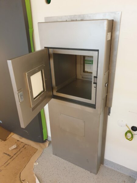 Pass Through Box incl. lead glass